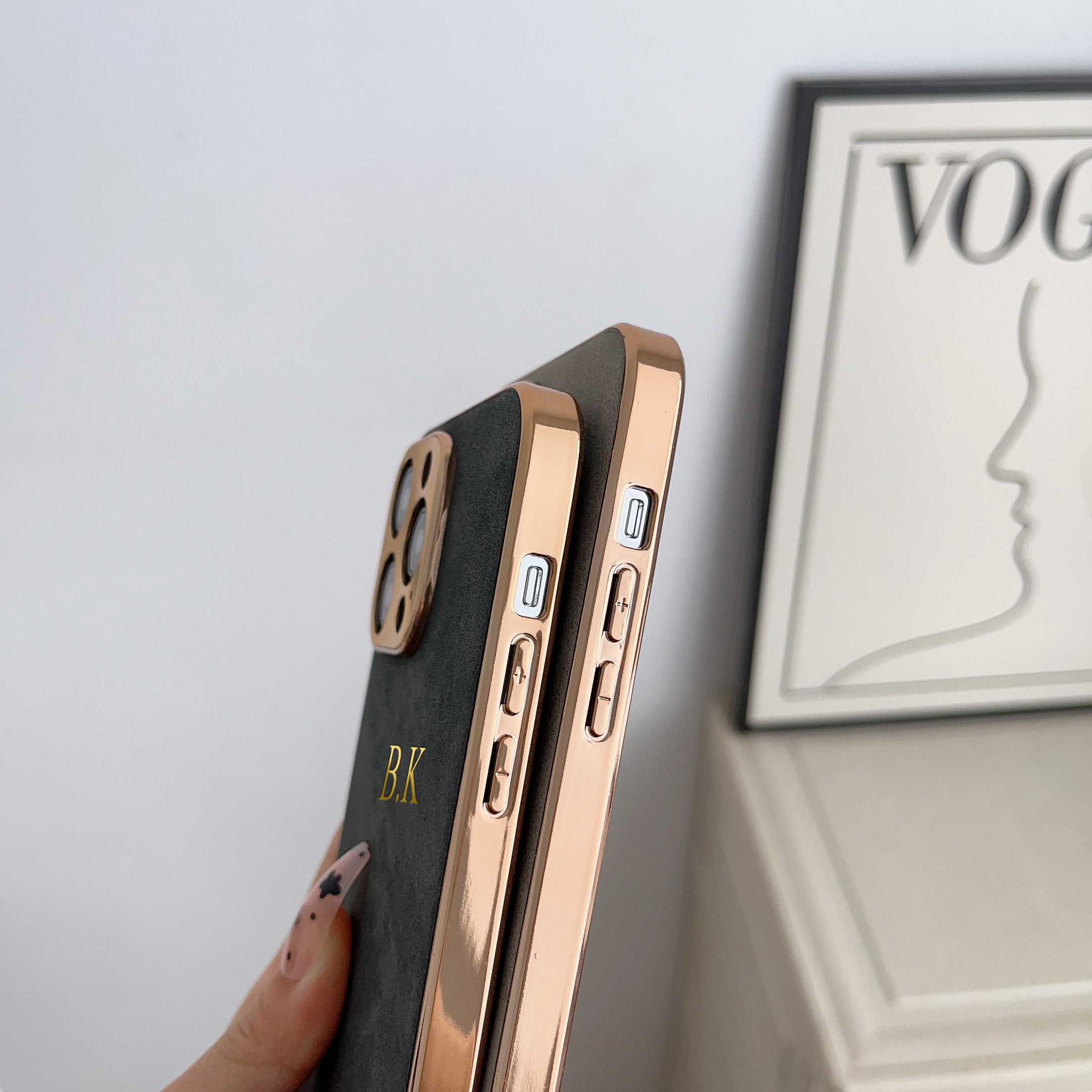 Personalisierte Luxus Apple iPhone Hülle | Namen, Initialen, Symbole & Zahlen | MagSafe-Ledercase mit metallener Gold-Kameraprotektion für iPhone 17/17 Air, 16/16e, 15, 14, 13 Pro Max Plus